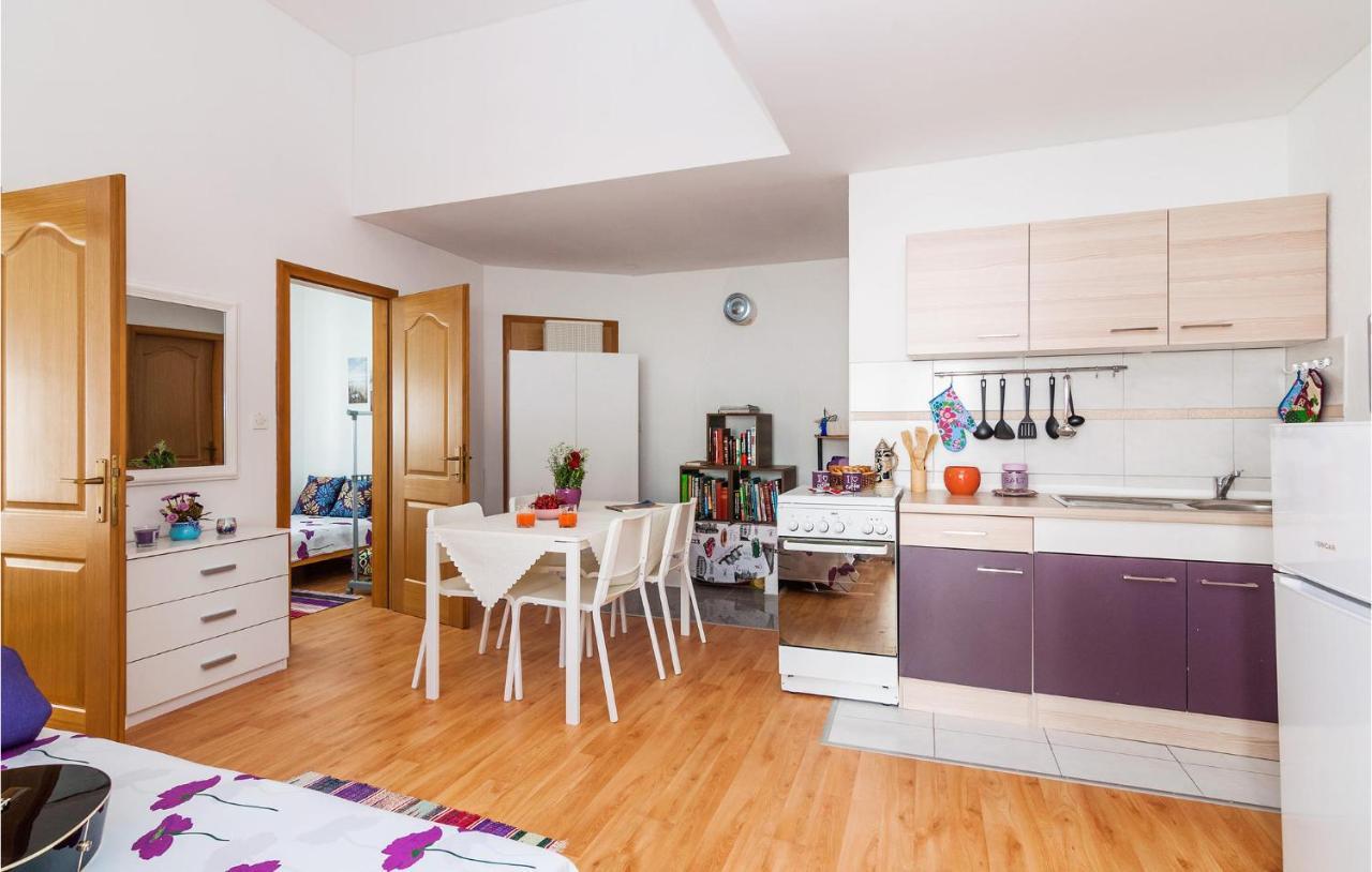 Nice Apartment In Vinjerac With Kitchen Extérieur photo